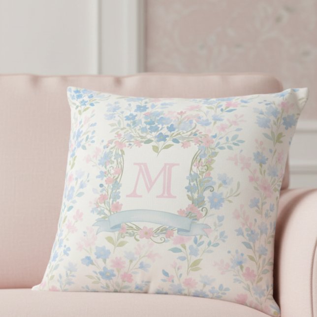 Élégant Coussin de Jeté à Monogramme Floral (elegant grandmillennial floral throw pillow with pastel pink and blue flowers custom family crest)