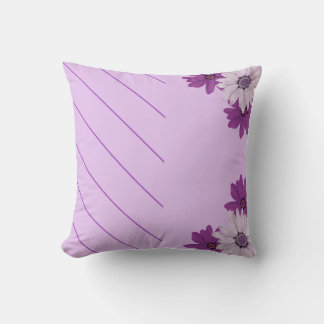 Élégant Coussin violet avec design floral délicat