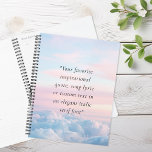 Élégant devis personnalisé minimaliste moderne<br><div class="desc">Créez votre propre carnet de planificateur de devis personnalisé. Comprend votre texte personnalisé dans une élégante typographie italique minimaliste avec nuages de soleil arrière - plan</div>