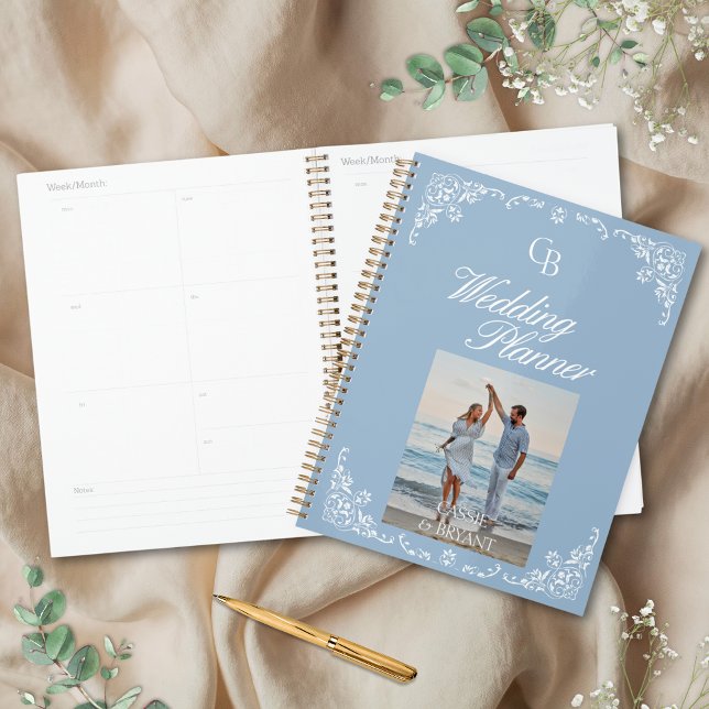 Elégant Dusty Bleu et Blanc Chic Wedding planner (elegant dusty blue wedding planner notebook calendar style with engagement photo and monogram border)