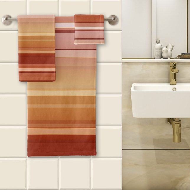 Élégant ensemble de serviettes rayées bleues borde (A lovely striped bathroom towel set in warm burgundy with blush pink colors and tiny rose gold lines)