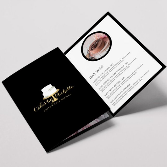 Élégant gâteau blanc avec Florals II Brochure boul (Créateur téléchargé)