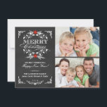 Élégant Holly Chalkboard Noël 2 Cartes photos<br><div class="desc">Vintage style tableau noir Joyeux Noël carte de voeux avec modèle photo. Elégant design noir et blanc avec belle couronne rouge poinsettia, cadre rétro festif et typographie de style letterpress formel décoratif sur ardoise gris arrière - plan de calque. Ajoutez vos photos de famille de vacances préférées et customisez le...</div>