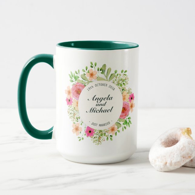 Élégant juste marié épousant la tasse combinée (Avec donut)