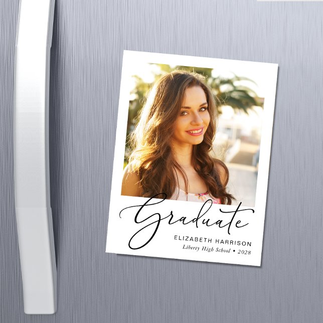 Élégant Magnet de graduation de la photo de script (An elegant photo graduation announcement magnet to celebrate the graduate's achievements)