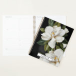 Élégant Magnolia Noir et Blanc planificateur<br><div class="desc">Un élégant planificateur Magnolia noir et blanc. Une idée cadeau parfaite pour un ami ou un membre de la famille. Personnalisez votre planificateur avec un nom,  un devis ou des initiales. Décor de la fête de Cava</div>
