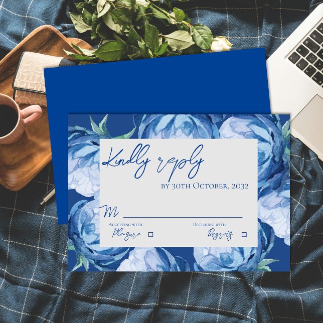 Élégant Mariage Floral Bleu Réponse Script (Elegant Script Pretty Blue Flowers Trendy Wedding RSVP Card)