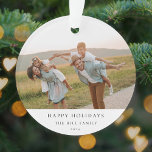 Élégant minimal simple | Photo de famille de Noël<br><div class="desc">Un élégant décor miniature de Noël avec la typographie classique "Happy Holidays" en noir sur un arrière - plan blanc épuré et minimaliste. La photo, l'accueil de vacances et le nom peuvent être facilement customisés pour une touche personnelle. Un design de Noël simple, minimaliste et contemporain pour se démarquer de...</div>