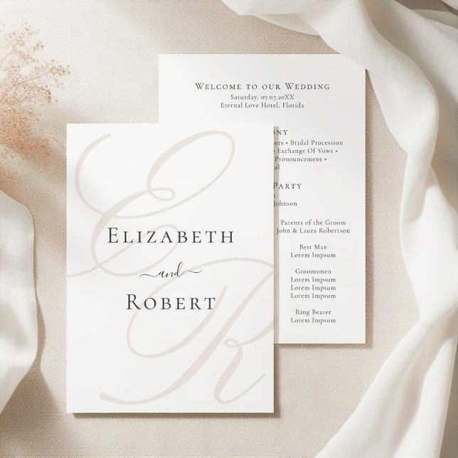 Élégant minimaliste Monogramme Beige Programme de  (Elegant Minimalist Beige Monogram Wedding Program on an elegant white silky tableclothes)