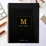 Élégant minimaliste Monogramme Texte Noir Or<br><div class="desc">Customisez le texte et créez facilement votre planificateur personnalisé. Cliquez sur MODIFIER LA CONCEPTION (EDIT DESIGN) pour modifier la couleur arrière - plan ou la couleur du texte. Vous pouvez TRANSFÉRER ce DESIGN à d'autres produits Zazzle et l'ajuster à la plupart des articles Zazzle. Les conceptions Studio standard sont faites...</div>