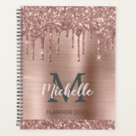 Élégant Monogram Rose Rose Parties scintillant Gol<br><div class="desc">Parties scintillant en or rose de luxe goutte nom personnalisé et monogrammed 2024 ou n'importe quel planificateur d'année. Ce design présente des gouttes de parties scintillant rose rose rose rose rose sur arrière - plan métal brossé faux rose avec original personnalisé, monogramme et modèle texte de prénom. Un cadeau personnalisé...</div>