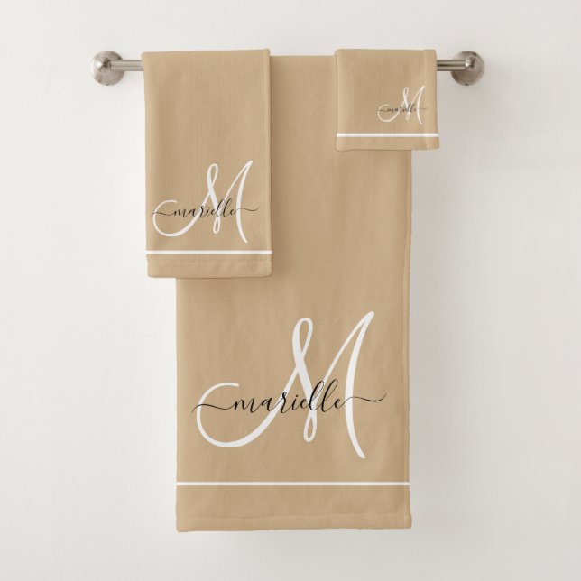 Élégant Monogramme blanc Nom du script Tan (En situation)