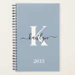 Élégant Monogramme bleu foncé<br><div class="desc">Ce simple, élégant bleu poussiéreux 5, 5 x 8, 5 soft planner avec votre prénom dans une police de script tendance en noir et votre première initiale dans une police casquette moderne en blanc est parfait pour vous. C'est design, tendance et pourtant très classique. Il facilitera la tenue des rendez-vous,...</div>
