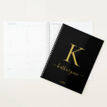Élégant Monogramme d'or noir Typographie de script<br><div class="desc">Chic Elegant Monogramme Or Script sur un Planner Noir chic. Facile à customiser avec votre propre nom et vos détails. Parfait pour votre luxe ! Veuillez nous contacter à cedarandstring@gmail.com si vous avez besoin d'aide pour la conception ou les produits correspondants.</div>