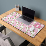 Élégant Motif de fleurs d'hydragea rose<br><div class="desc">Transformez votre espace de travail avec l'élégant Motif Monogram Desk Mat de Hydrangea Rose. Doté d'un superbe design d'hydrangée rose associé à un monogramme personnalisé, ce tapis de bureau apporte une touche de sophistication et de beauté à tout bureau. Sa grande surface offre suffisamment d'espace pour votre clavier, votre souris...</div>