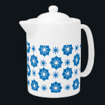 Élégant Motif Floral Géométrique Bleu Et Blanc<br><div class="desc">Teapot moderne avec élégante et élégante motif aux motifs géométriques, bleu et blanc. Ce look peut aller à des endroits et peut facilement être incorporé dans de nombreux styles différents pour votre maison, y compris la ferme, détendue et informelle, ou cuisine. Des éléments correspondants sont disponibles. Des modèles similaires sont...</div>