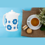 Élégant Motif Floral Géométrique Bleu Et Blanc<br><div class="desc">Teapot moderne avec élégante et élégante motif aux motifs géométriques, bleu et blanc. Ce look peut aller à des endroits et peut facilement être incorporé dans de nombreux styles différents pour votre maison, y compris la ferme, détendue et informelle, ou cuisine. Des éléments correspondants sont disponibles. Des modèles similaires sont...</div>