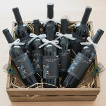 Elégant noir floral Peacock Mariage Étiquettes de<br><div class="desc">Ces Elégants Étiquettes de vin Mariage Peacock Floral Noir présentent un paon dessiné à la main en bleu et turquoise perché sur des branches de magnolia en pleine floraison, illustré à l'encre noire, contre un arrière - plan moderne presque noir. Conçus pour les mariage, ces étiquettes de vin personnalisés peuvent...</div>