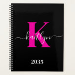 Élégant Noir Hot Rose Script Monogramme<br><div class="desc">Ce simple, élégant noir 8, 5 x 11 soft planner avec votre prénom dans une police de script tendance en blanc tapé sur votre première initiale dans une police casquette moderne en rose chaud est parfait pour vous. C'est design, tendance et pourtant très classique. Il facilitera la tenue des rendez-vous,...</div>