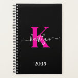 Élégant Noir Hot Rose Script Monogramme<br><div class="desc">Ce simple, élégant noir 5, 5 x 8, 5 soft planner avec votre prénom dans une police de script tendance en blanc tapé sur votre première initiale dans une police casquette moderne en rose chaud est parfait pour vous. C'est design, tendance et pourtant très classique. Il facilitera la tenue des...</div>