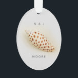 Élégant nom des initiateurs de la Junonia Beach Tr<br><div class="desc">Élégant Tropical Junonia Beach Shell Initials Nom d'ornement. Cette coquille de plage parfaite de Junonia est photographiée avec des photographies macro haute résolution et est présentée dans la collection Junonia Beach Shell. Personnalisez avec vos initiales et votre nom. Les mollusques Junonia vivent dans des profondeurs de plus de 30 mètres...</div>