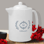 Élégant Nom Monogramme Wreath moderne Dusty Blue<br><div class="desc">Personnalisez votre cuisine avec notre nom monogrammé élégant et le design bleu & blanc luxueux et neutre initial avec une couronne de laurier unique et une option de texte personnalisée. Toutes les couleurs de ce design, y compris l'image de couronne, peuvent être changées en n'importe quelle couleur de votre choix...</div>