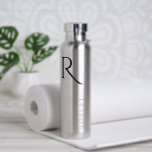 Élégant Nom Personnalisé Moderne & Bouteille d'eau<br><div class="desc">Cette simple bouteille d'eau minimaliste de couleur noire avec un nom personnalisé et un monogramme peut faire un cadeau parfait pour lui! Customisez-le facilement avec votre nom et monogramme. Vous pouvez également changer les couleurs de l'arrière - plan et de la police, il suffit de cliquer sur "Editer à l'aide...</div>