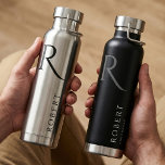 Élégant Nom Personnalisé Moderne & Bouteille d'eau<br><div class="desc">Cette simple bouteille d'eau minimaliste de couleur noire avec un nom personnalisé et un monogramme peut faire un cadeau parfait pour lui! Customisez-le facilement avec votre nom et monogramme. Vous pouvez également changer les couleurs de l'arrière - plan et de la police, il suffit de cliquer sur "Editer à l'aide...</div>