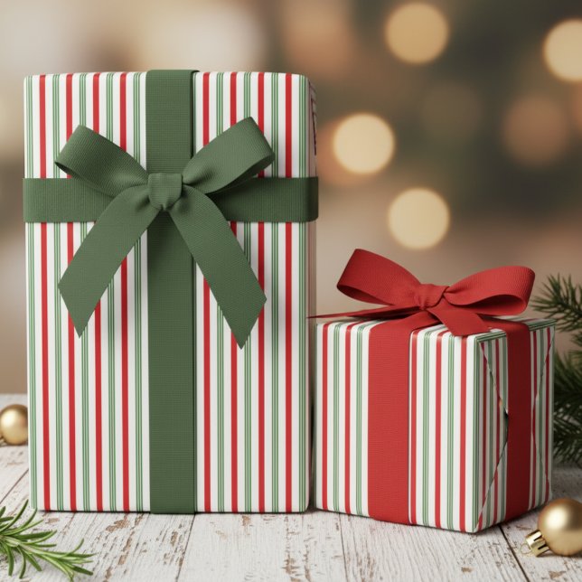 Élégant papier cadeau à rayures fines vert chasser (Elegant Festive Hunter Green & Red Striped Pattern Christmas Gift Wrap. Thin Green & Red Pinstripes)