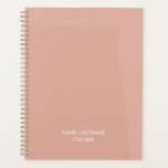Élégant professionnel poussisty nom rose titre ann<br><div class="desc">Minimaliste rose et blanc poussiéreux texte personnalisé moderne simple élégant chic planificateur personnalisé. Texte blanc entièrement personnalisable,  arrière - plan de couleur uni rose pâle et poussiéreux. Vous pouvez la customiser avec le nom et le nom et le titre,  l'année,  le nom de l'entreprise,  les professionnels,  l'entreprise,  etc</div>