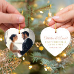 Élégant Rose Gold Newlyweds Mariage Photo<br><div class="desc">Élégant ornement en forme de coeur de vacances pour un couple marié récemment présente un portrait mariage sur le devant avec monogramme de script personnalisé et "Premier Noël en tant que Mr. & Mme" au verso. Les couleurs blanc,  or rose et or sur le dos peuvent être customisées.</div>