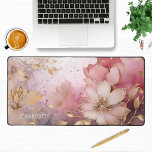 Elégant rose Or Fleurs Moderne Nom Personnalisé<br><div class="desc">Elégant rose or Fleurs Moderne Personnalisé Nom de bureau Mat dispose de jolies fleurs rose et or avec votre nom personnalisé dans un script simple et moderne. Un cadeau parfait pour la famille et les amis pour l'anniversaire, Noël, Fête des Mères, Grands-parents, frère, soeur, épouse, partenaire, meilleurs amis, collègues de...</div>