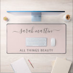 Élégant rose pâle moderne<br><div class="desc">Élégant tapis de bureau en rose vif avec votre nom d'entreprise avec des swashes dans une calligraphie manuscrite grise avec votre slogan. Ce design simple et féminin est idéal pour un maquilleur,  coiffeur,  technicien en cils,  salon de beauté / ongles ou toute entreprise appartenant à une femme.</div>