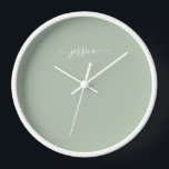 Elégant sauge vert nom de script grand horloge<br><div class="desc">Horloge moderne avec un arrière - plan vert sage et un nom de script blanc écrit à la main. Personnaliser avec votre nom</div>