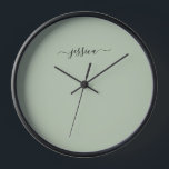 Elégant sauge vert nom de script grand horloge<br><div class="desc">Horloge moderne avec un arrière - plan vert sage et un nom de script de girly noir écrit à la main. Personnaliser avec votre nom</div>