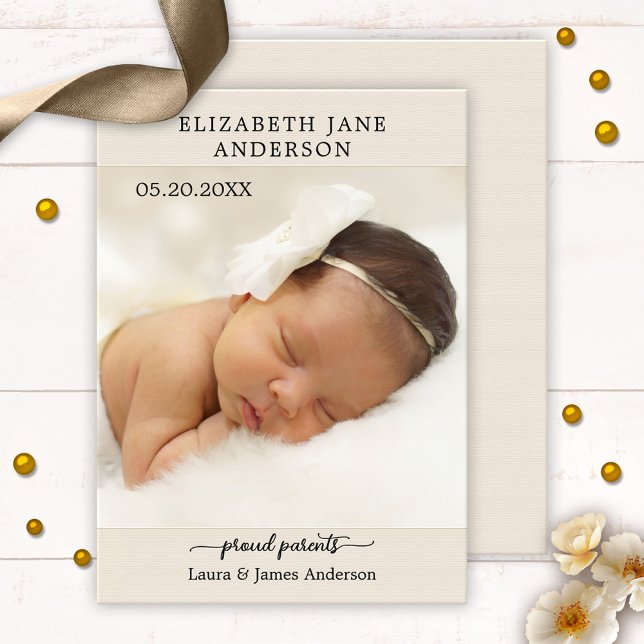 Élégant Script Baby Photo Faire-part de naissance  (Baby birth announcement card featuring a photo of your baby framed by a simple beige burlap design)