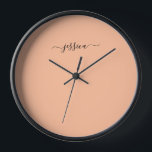 Elégant script de pêche fuzz nom grande horloge<br><div class="desc">Horloge moderne avec un arrière - plan orange (peach fuzz) et un nom de script de girly noir écrit à la main. Personnaliser avec votre nom</div>