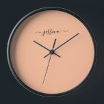 Elégant script de pêche fuzz nom grande horloge<br><div class="desc">Horloge moderne avec un arrière - plan orange (peach fuzz) et un nom de script de girly noir écrit à la main. Personnaliser avec votre nom</div>