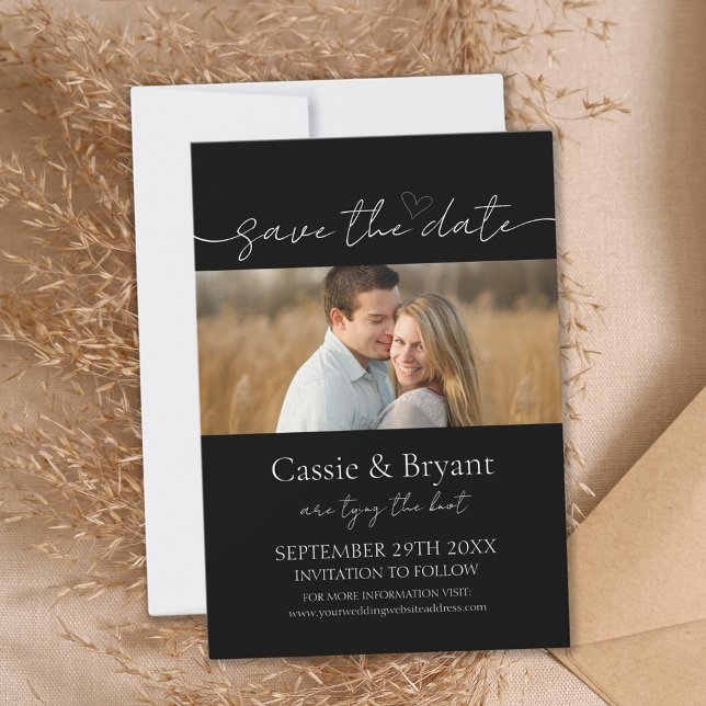 Élégant script Enregistrer la date Monogramme Invi (Black and White Save the Date Wedding Announcement)