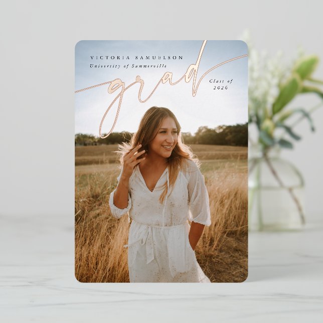 Élégant Script Foil Graduation Faire-part photo (Debout devant)