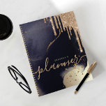 Élégant Script Parties scintillant or Drives Marin<br><div class="desc">Un planificateur personnalisé élégant et séduisant. Le design est composé d'un arrière - plan de texture d'aquarelle couleur rose foncé avec des accents d'or. Un graphique à goutte de parties scintillant fausse est ajouté en haut du carnet. Customisez avec votre propre texte,  nom et année.</div>