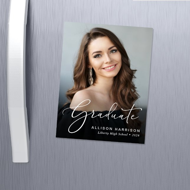 Élégant Script Photo Graduation Carte magnétique (An elegant photo graduation announcement magnet to celebrate the graduate's achievements)