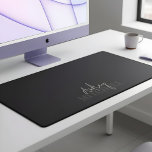 Élégant script signature Monogramme rose<br><div class="desc">Découvrez le summum de l'élégance personnalisée avec notre tapis de bureau sur mesure, conçu pour l'individu éclairé. Conçu dans un esprit minimaliste, ce tapis incarne une sophistication raffinée, élevant sans effort tout espace de travail. Au coeur, votre prénom donne à la surface un style de signature de script, associé de...</div>