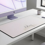 Élégant script signature Monogramme rose<br><div class="desc">Découvrez le summum de l'élégance personnalisée avec notre tapis de bureau sur mesure, conçu pour l'individu éclairé. Conçu dans un esprit minimaliste, ce tapis incarne une sophistication raffinée, élevant sans effort tout espace de travail. Au coeur, votre prénom donne à la surface un style de signature de script, associé de...</div>