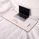 Élégant script signature Monogramme rose<br><div class="desc">Découvrez le summum de l'élégance personnalisée avec notre tapis de bureau sur mesure, conçu pour l'individu éclairé. Conçu dans un esprit minimaliste, ce tapis incarne une sophistication raffinée, élevant sans effort tout espace de travail. Au coeur, votre prénom donne à la surface un style de signature de script, associé de...</div>