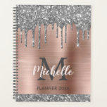 Elégant Silver Parties scintillant Drips Monogramm<br><div class="desc">Parties scintillant argent de luxe goutte nom personnalisé et monogrammed 2022 ou n'importe quel planificateur d'année. Ce design présente des gouttes de parties scintillant gris argenté (gris) sur arrière - plan métal brossé rose rose faux rose avec initial personnalisé, monogramme et modèle de texte de prénom. Un cadeau personnalisé parfait...</div>