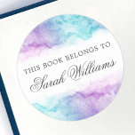 Élégant stickers d'aquarelle d'aqua violet<br><div class="desc">Étiquettes de livres élégants et tendance ou autocollants de plaques de livres avec des bordures d'aquarelle violet et bleu aqua haut et bas. Texte gris foncé personnalisable : "Ce livre appartient à [Nom de famille]"</div>