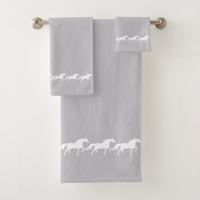 Elegant Stylish White Horses on Silver Gray (En situation)