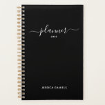 Élégant Swashes de script hebdomadaire mensuelle p<br><div class="desc">Faites les choses avec notre planificateur de scripts swashes noir et blanc. Pages hebdomadaires et mensuelles pour la planification d'entreprise ou personnelle,  la fabrication des horaires et la prise de notes. Stickers inclus. Les pages sont vides,  vous pouvez donc démarrer à tout moment.</div>