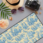 Elégant vintage jaune turquoise toile de jouy<br><div class="desc">Elégant tapis de bureau turquoise jaune vintage toile de jouy monogramme. Les gravures de toile sont un véritable régal en ce moment, c'est un motif élégant et orné de toile de jouy vintage qui présente une belle scène romantique de la campagne française. Ce style motif est actuellement tendance pour la...</div>
